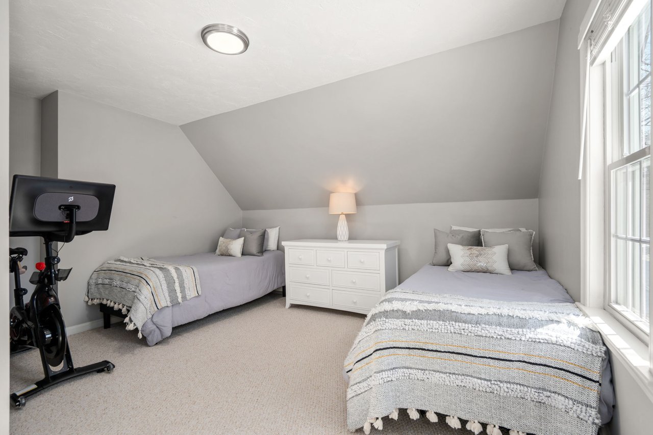 Adorable Farmhouse Right Off Route 3 in Hanover 