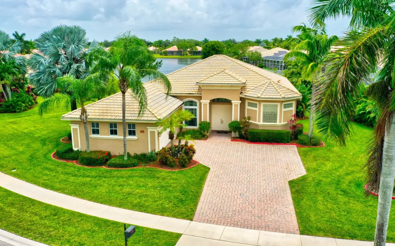 9429 Lantern Bay Cir