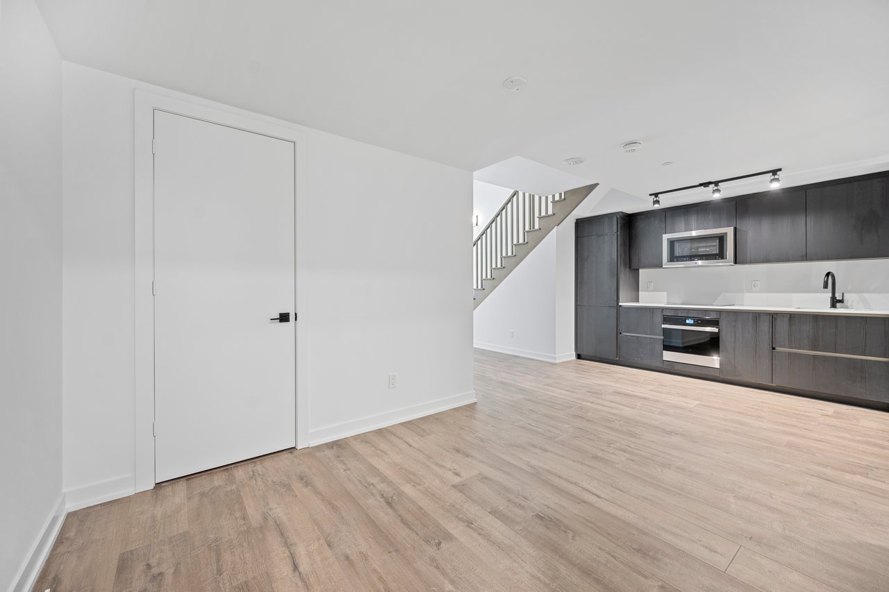 327 King Street W 307