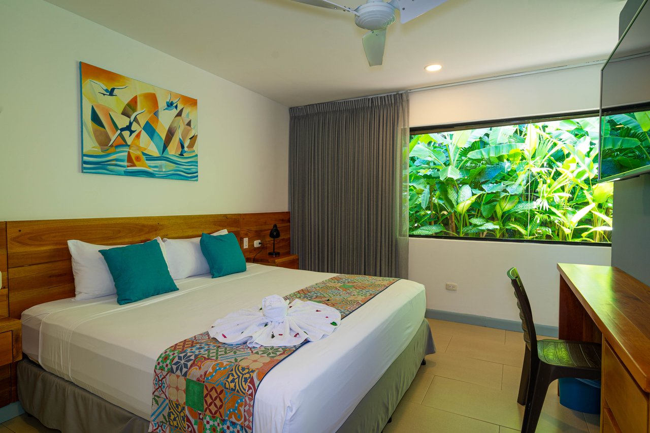 22 Unit Tropical Boutique Hotel steps from Manuel Antonio Park & Beach