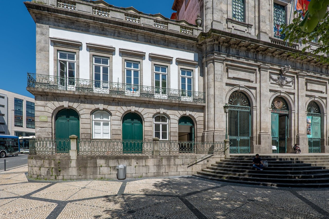 Charming Commercial Space  with Terrace Overlooking Jardim da Trindade– Porto City Center