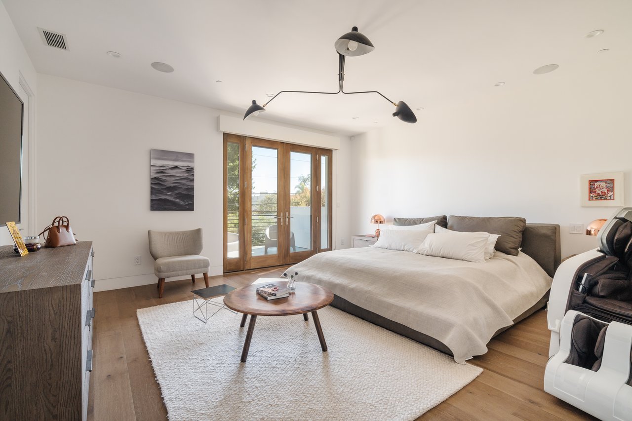 536 N Arden Blvd, Larchmont