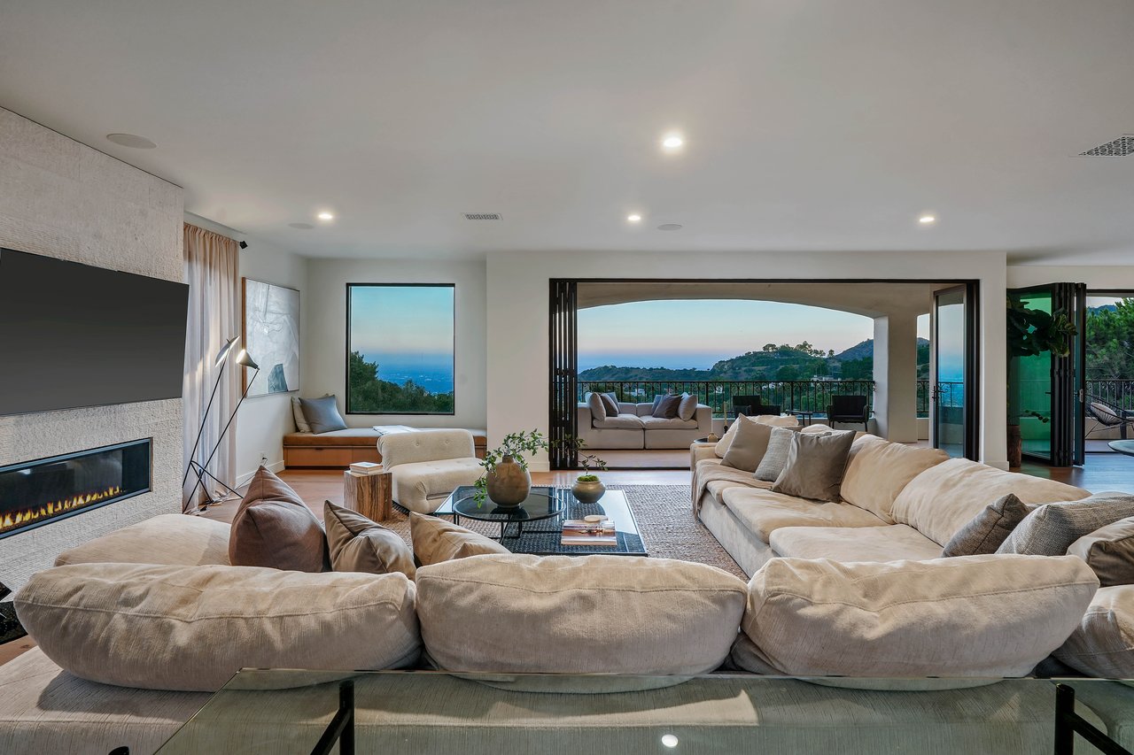 7212 Mulholland Dr, Hollywood Hills