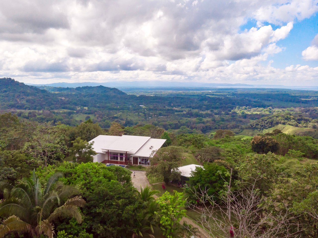Bauhaus Modern Infinity Pool Home, Ojochal, Puntarenas