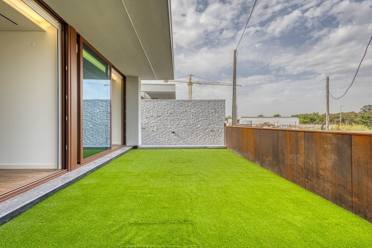 Contemporary 3-Bedroom Luxury Villa with Pool and Large Basement in Palmeira, Braga