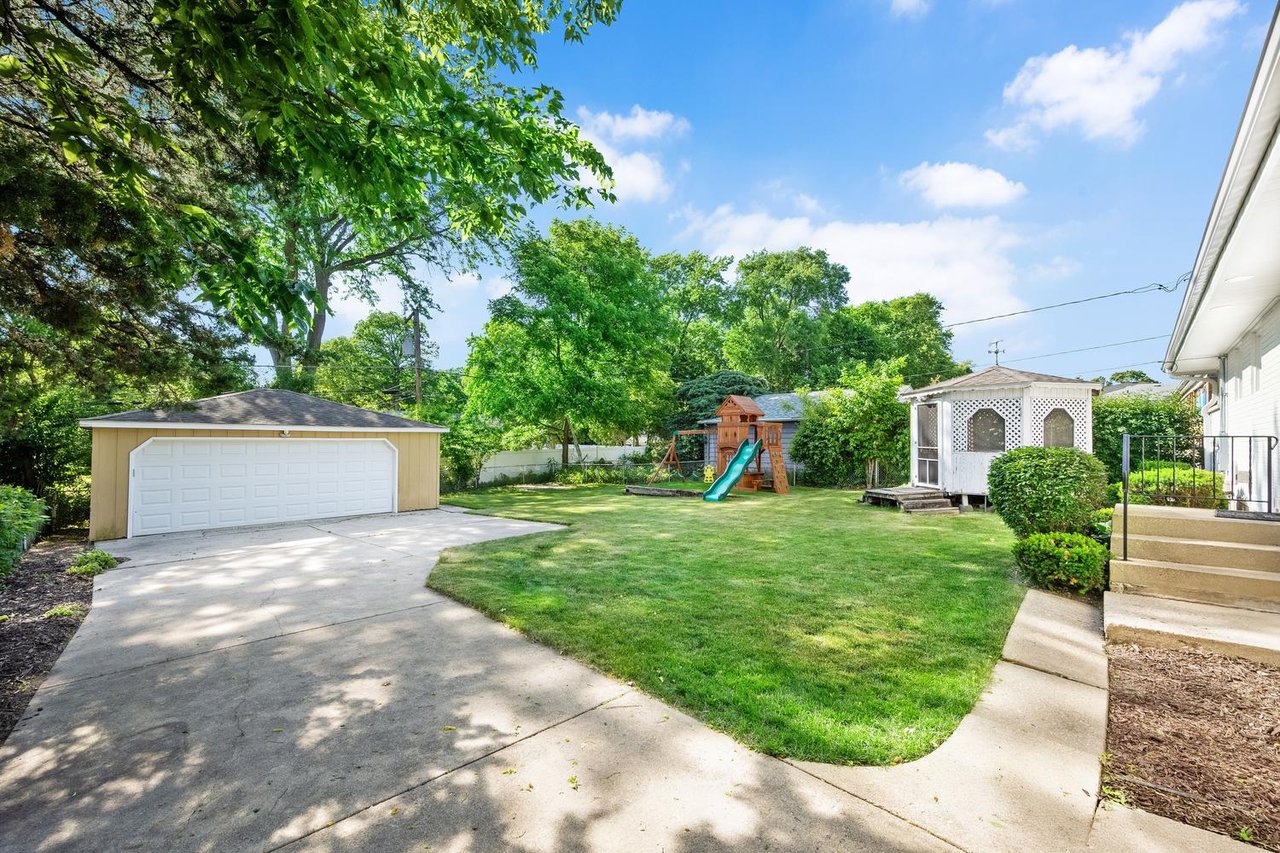 808 Delles Rd, Wheaton IL | Updated Ranch in District 200 Listed at $435,000
