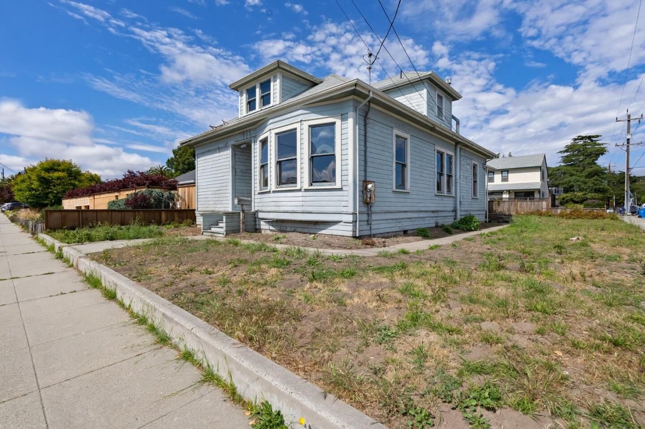 1002 Sumner St