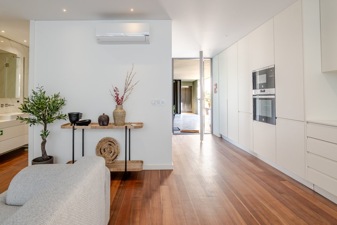 Elegant 2-Bedroom Apartment with Private Patio, Parking & Short-term Rental (AL) License in Central Porto