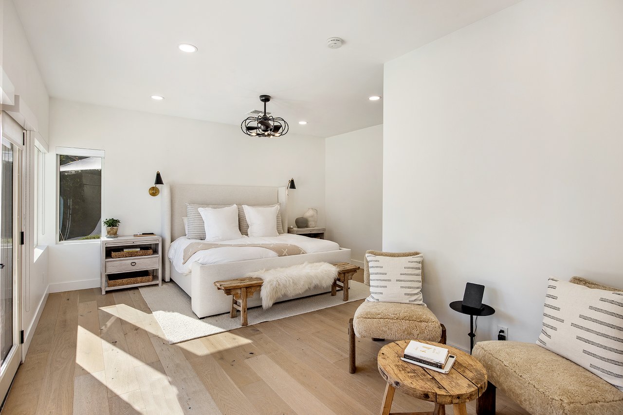 4119 E INDIANOLA Avenue