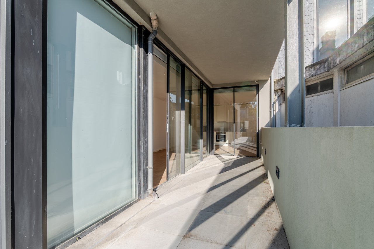 Elegant 1-Bedroom Apartment with Private Patio & Short-term Rental (AL) License in Porto’s Historic Core