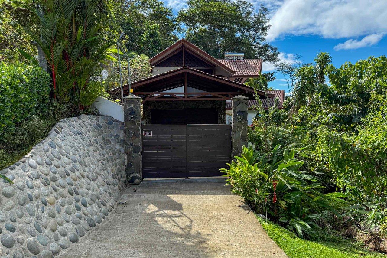 Panoramic Ocean View 4-Bedroom Home with Big Pool & Ample Space to Entertain in Ojochal Costa Rica