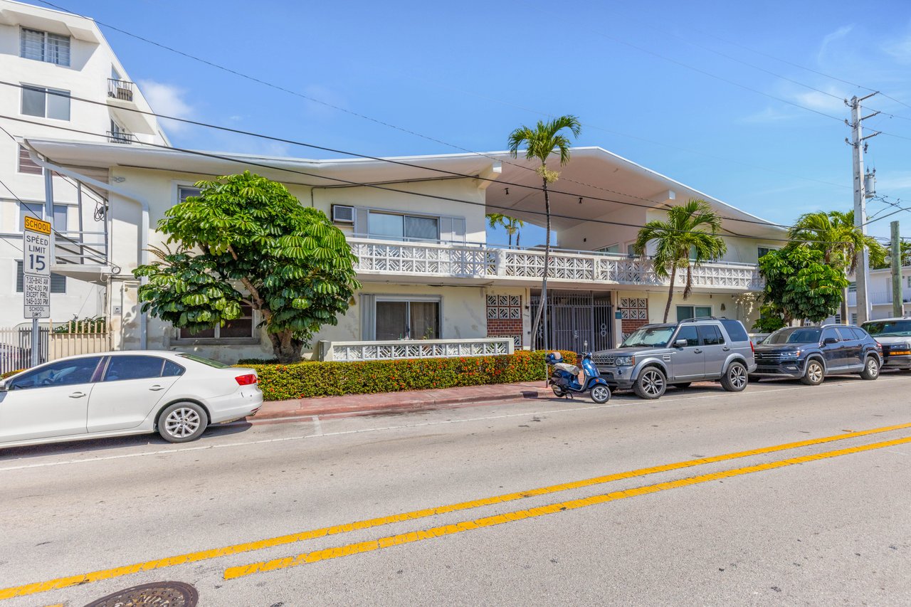 🌊 Waterfront One-Bedroom with Balcony – Miami Beach Lifestyle!