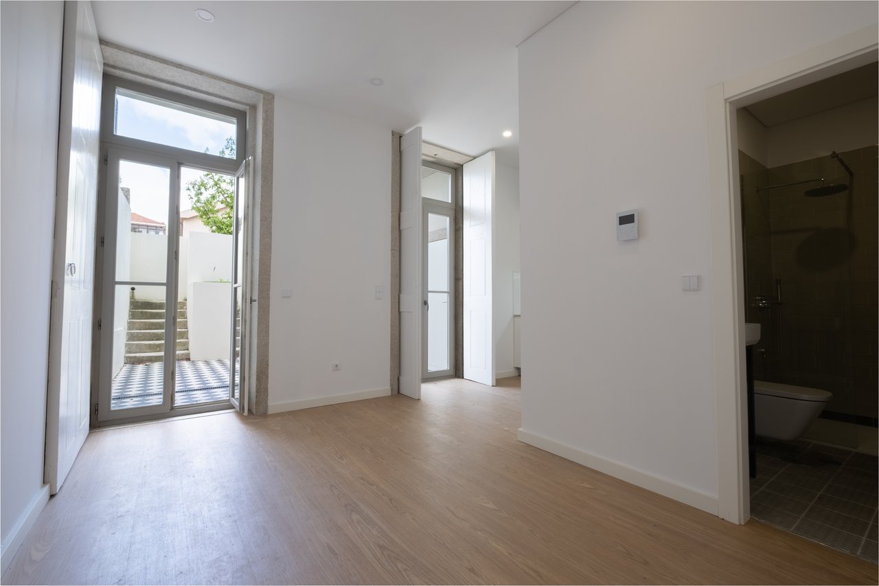 Spacious 2-Bedroom Apartment with Private Balcony in the Heart of Porto