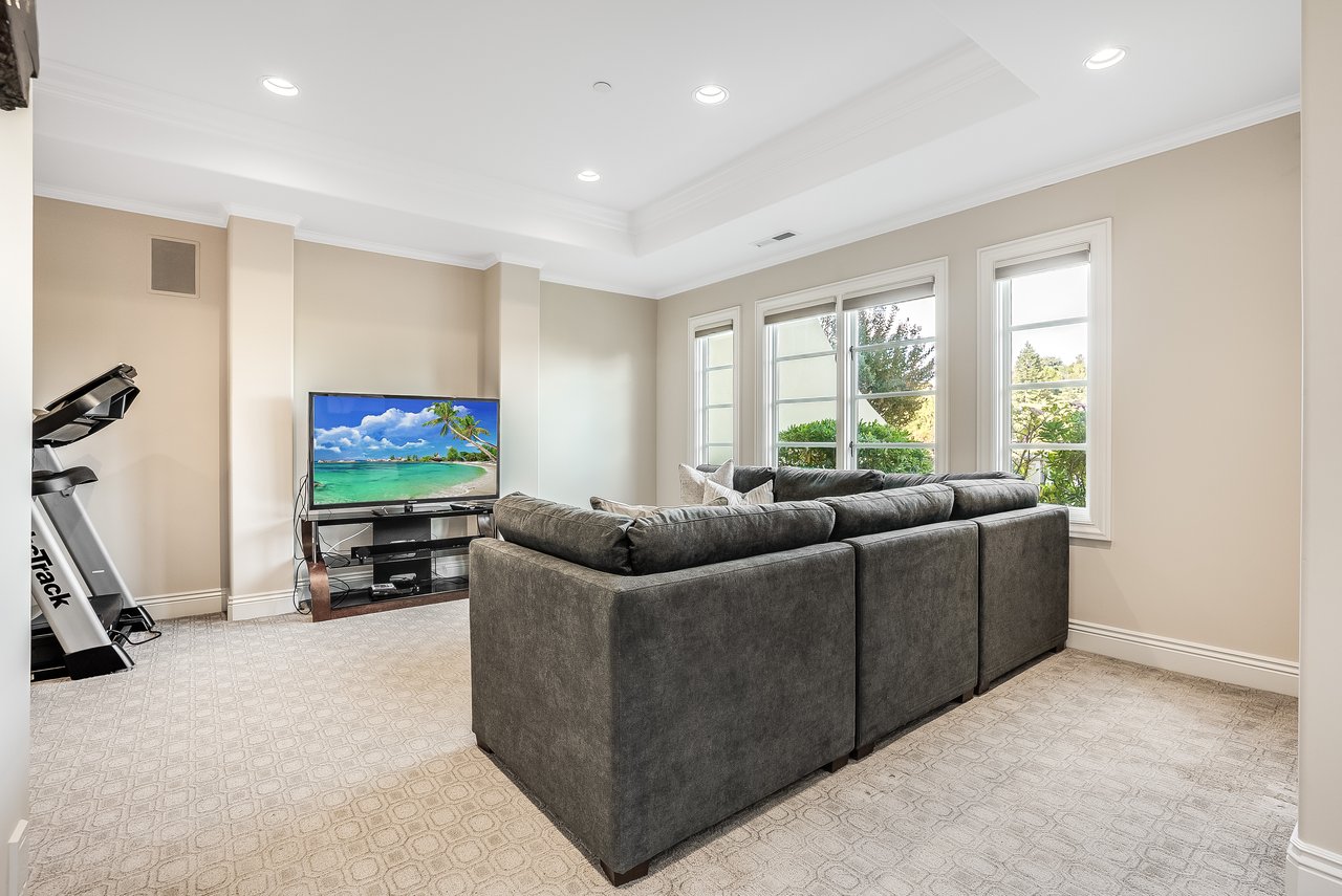 12445 Hilltop DR