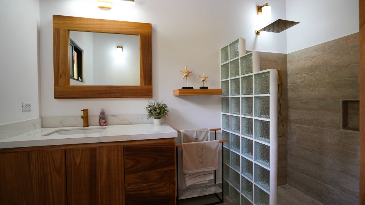 Stunning 2-Bedroom, 2-Bathroom Home with Pool on a Spacious Lot in Ojochal – Calle Papagayo