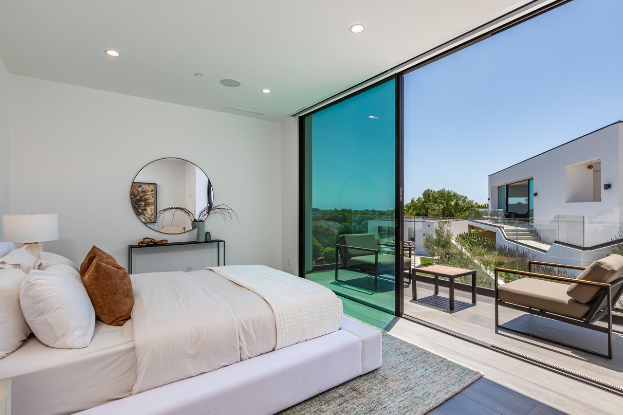 6156 Zumirez Dr