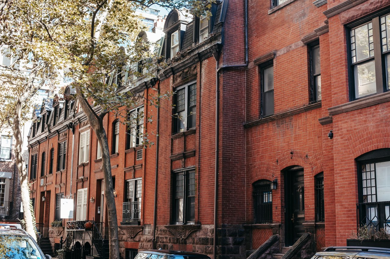 Explore West 4th Street's architectural history, from the historic buildings surrounding Washington Square to Greek Revival townhouses, Romanesque Revival architecture, traditional storefronts, and the unusual intersections of the West Village.