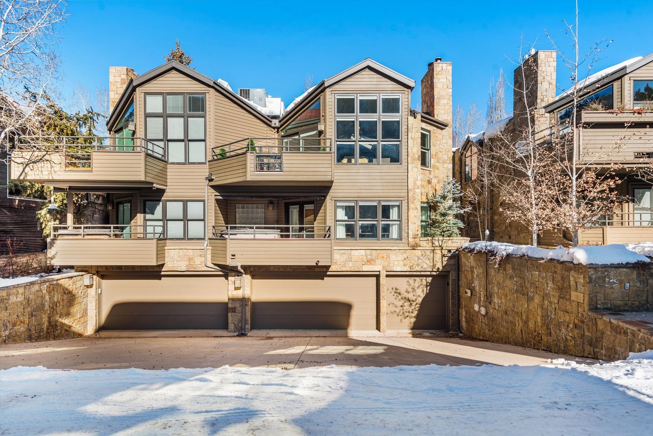 Aspen Core Luxury: Walk to the Gondola from this Spacious Townhome