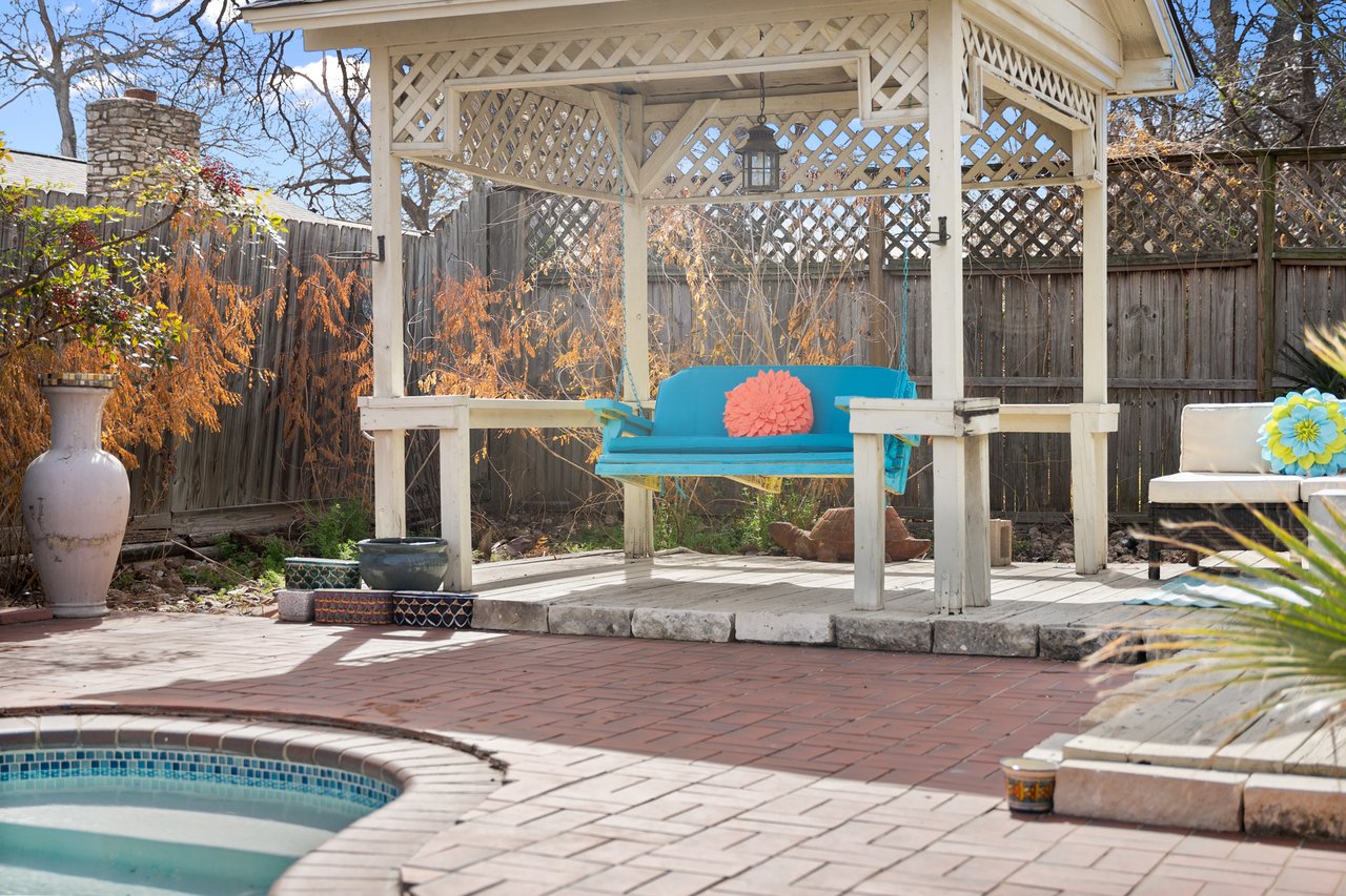 Bloom & Float Getaway 🌸 | Pool Home 5mi to SoCo