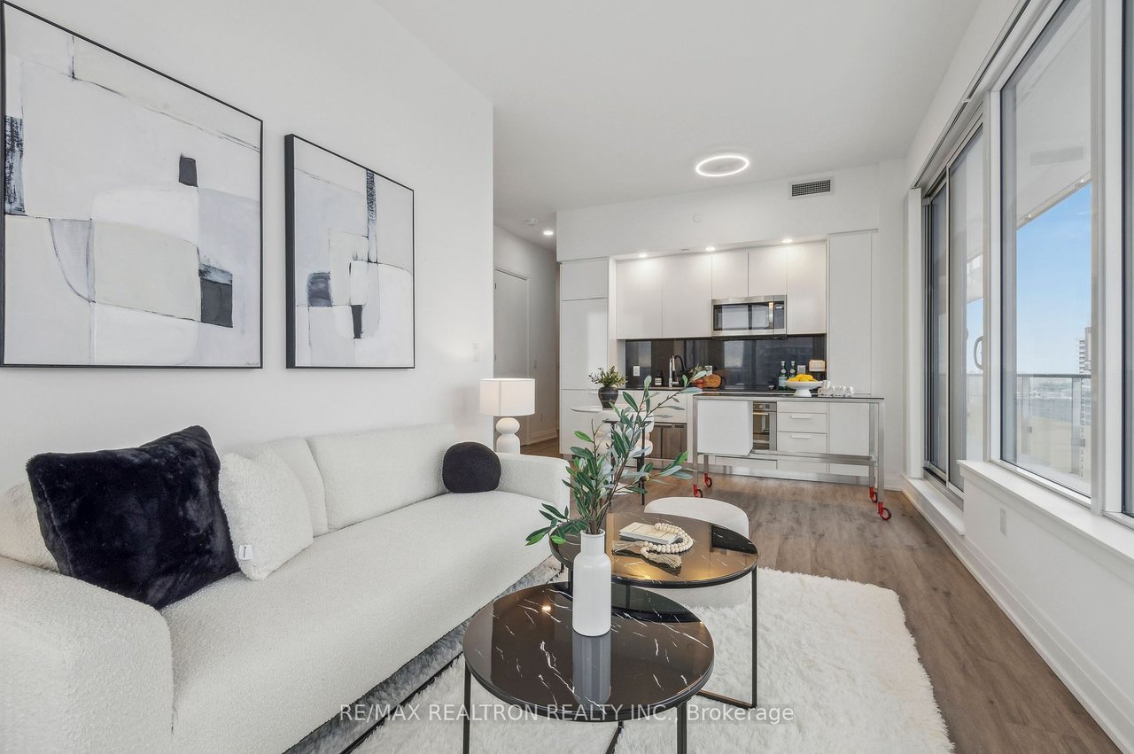 STUNNING, AIRY PENTHOUSE