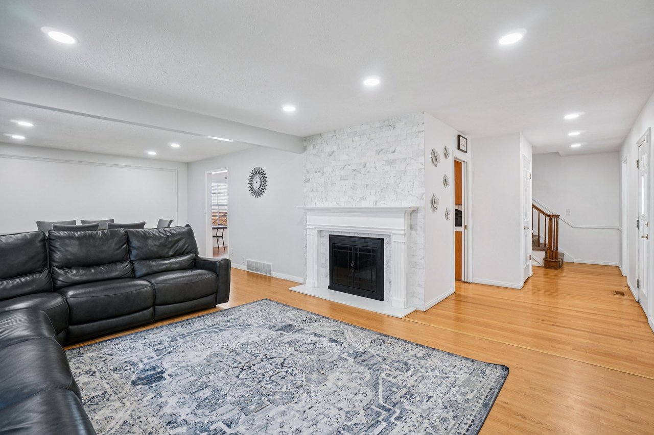 11343 S Clifford Cir