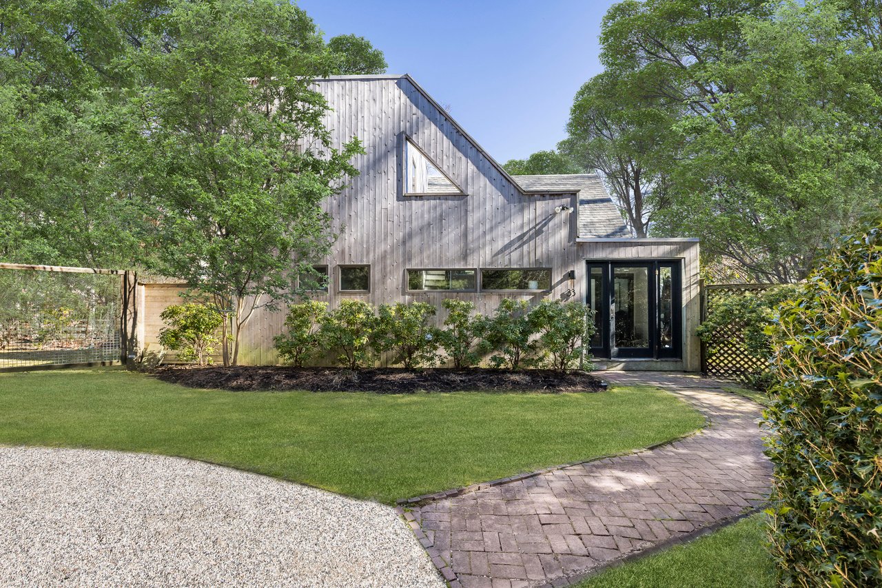  33 Robins Way, East Hampton