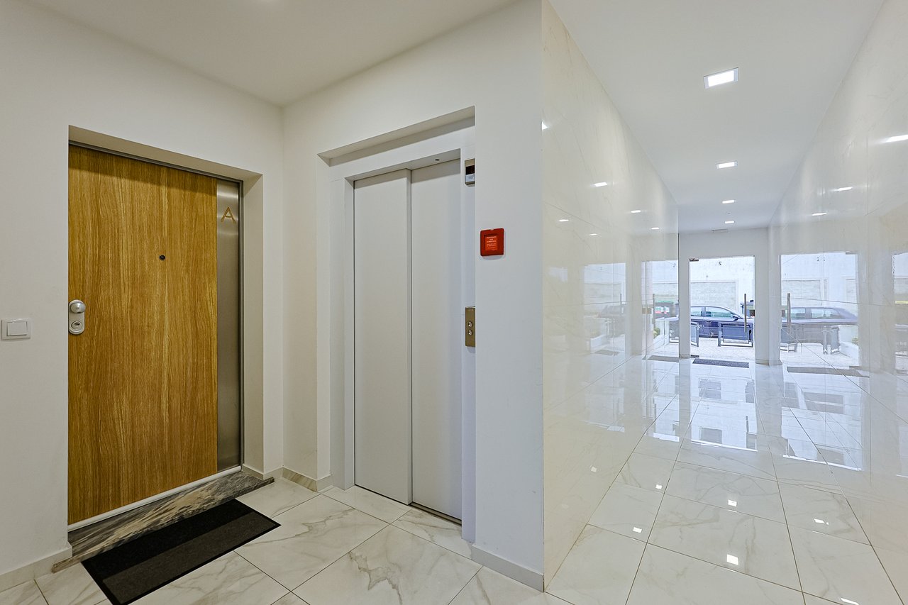 Modern 2-Bed, 2-Bath Apartment in Central Marinha Grande – Near Nazaré