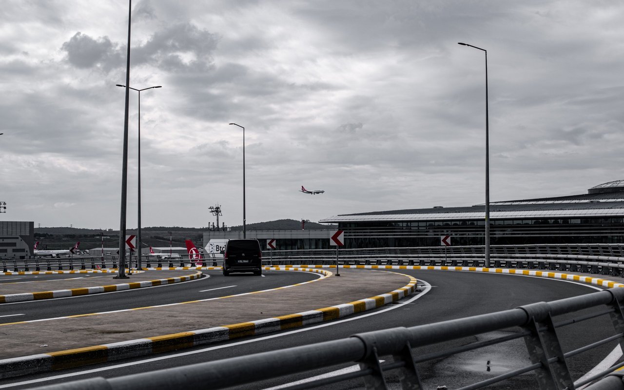 The Biggest Pros and Cons of Buying a House Near a Highway, Airport, and Other Landmarks