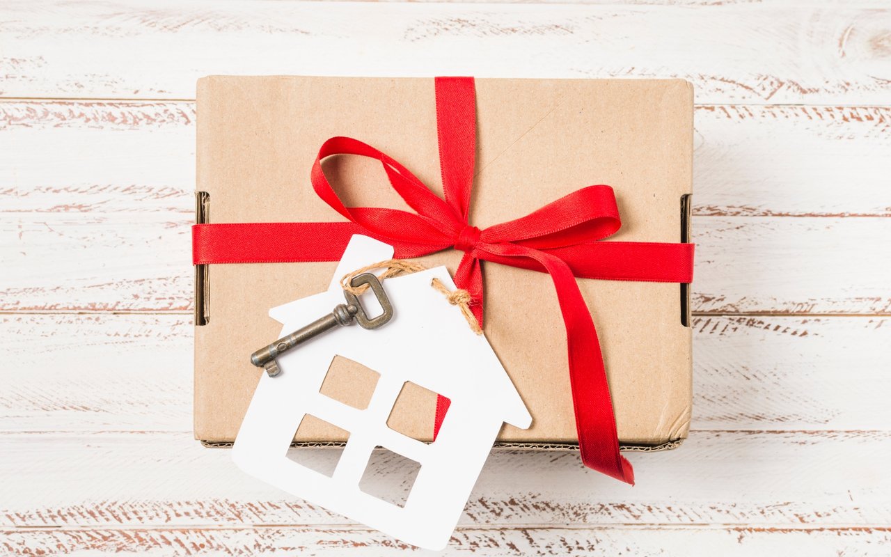 10 Thoughtful and Heartwarming Gift Ideas for First-time Homeowners