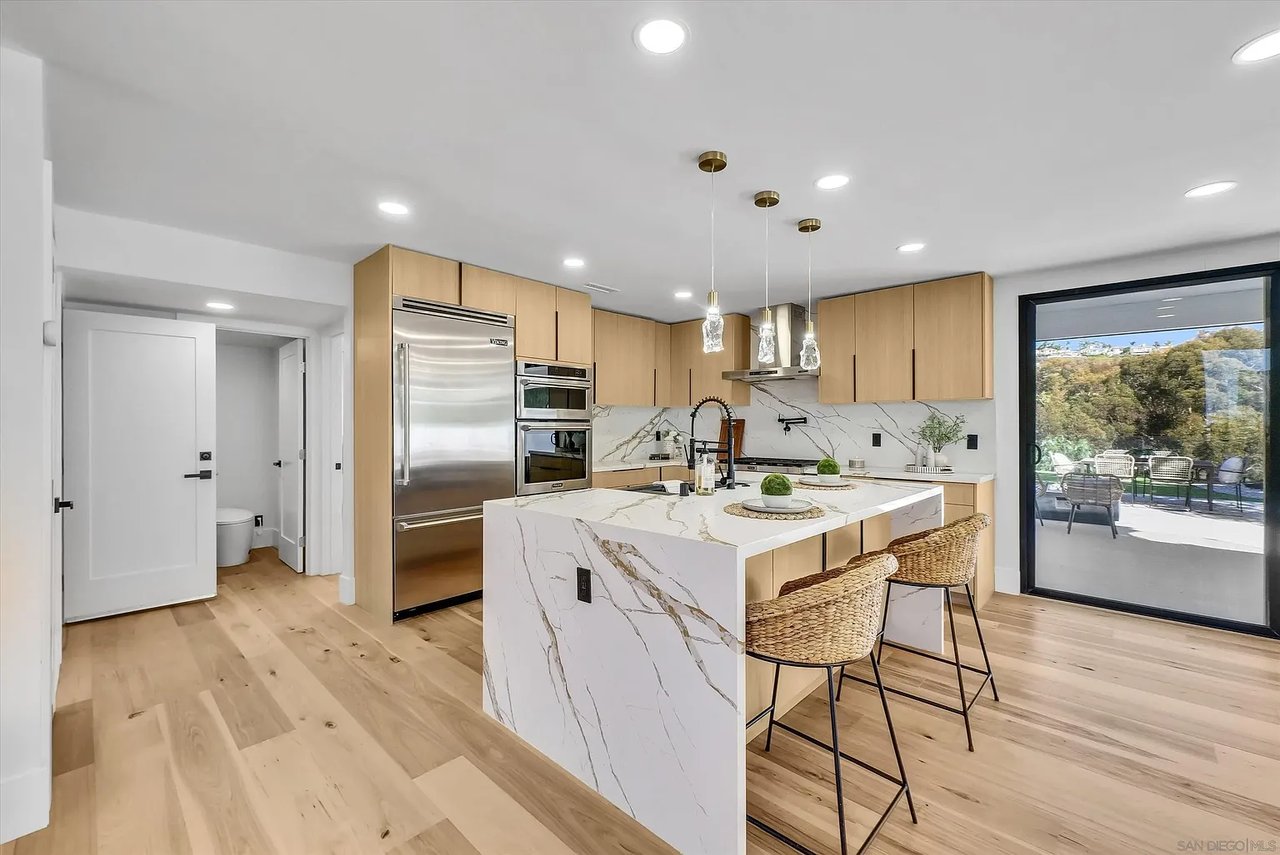 2241 Avenida Salvador