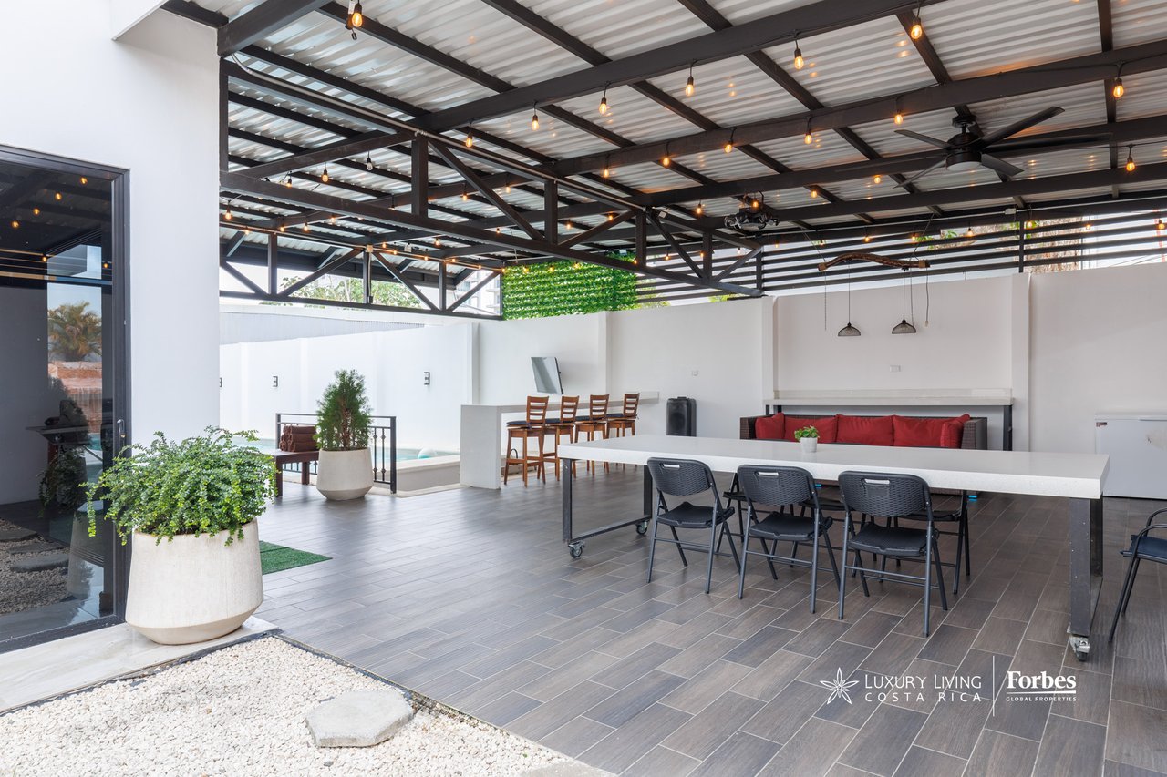 21472 - Fully Furnished Turnkey Luxury Beach Residence, 9 suites, 50 mts from Jaco Beach