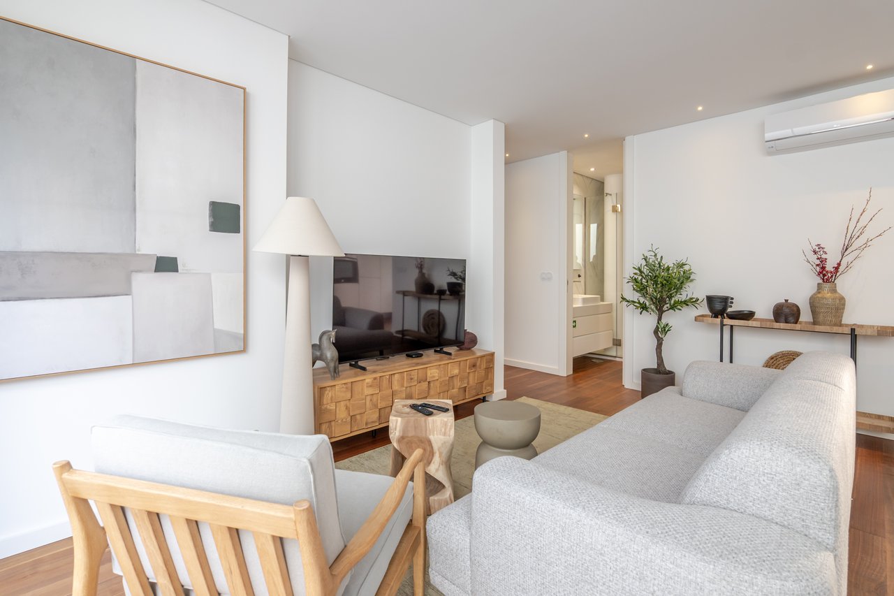 Elegant 2-Bedroom Apartment with Private Patio, Parking & Short-term Rental (AL) License in Central Porto