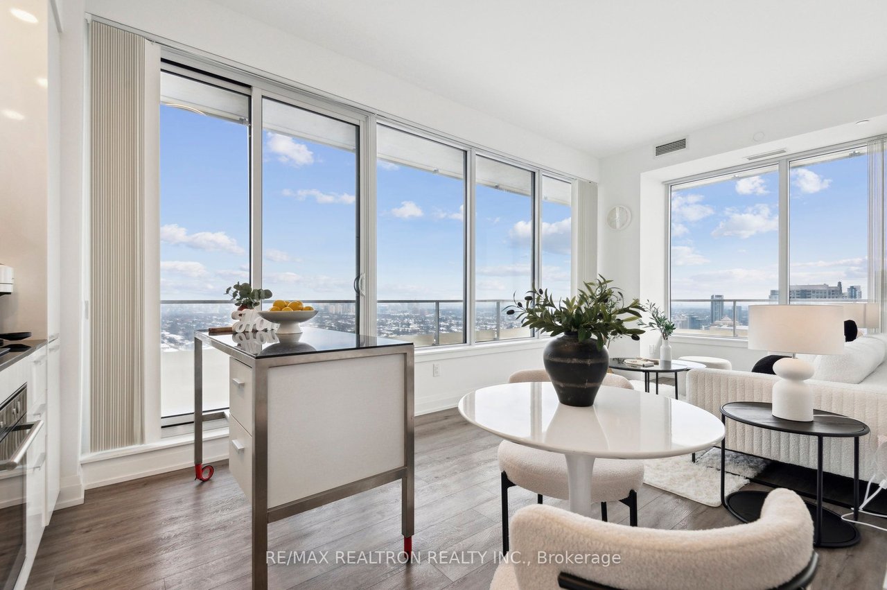 STUNNING, AIRY PENTHOUSE