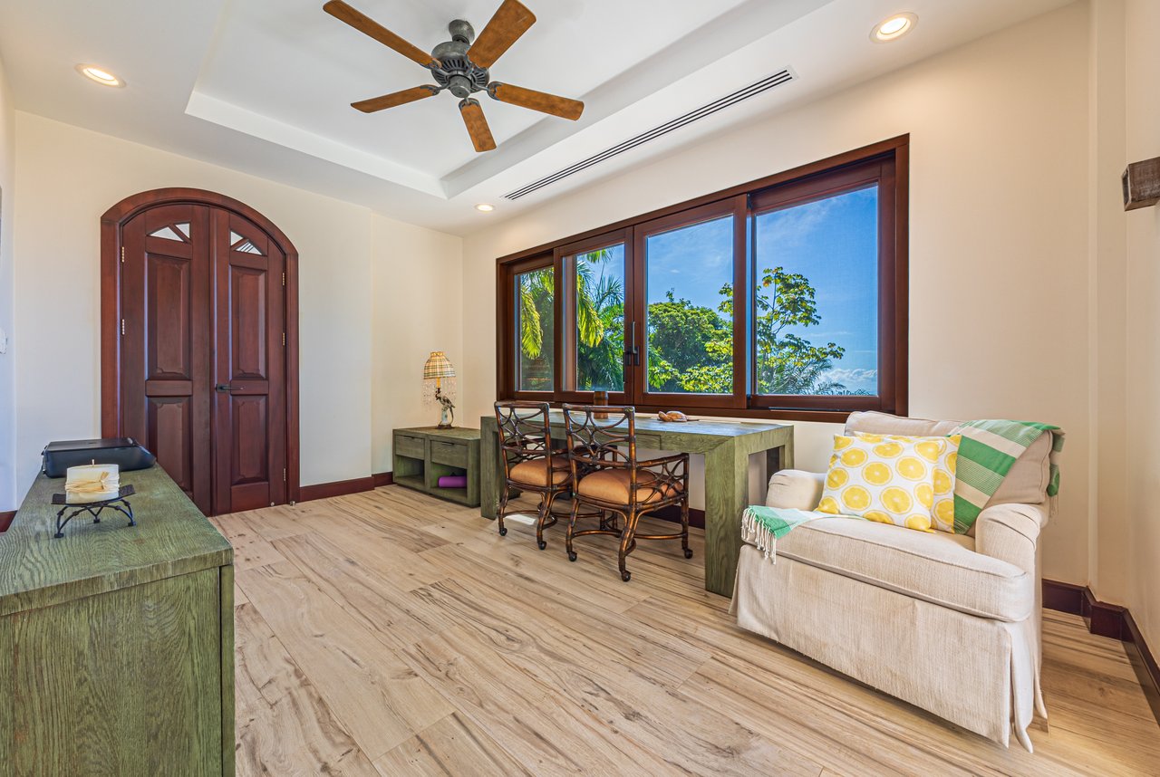 Nido Escondido, Playa Dominical