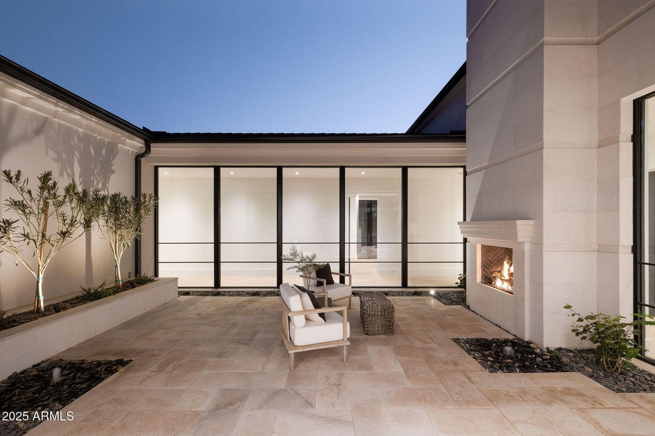 6512 E HUMMINGBIRD Ln