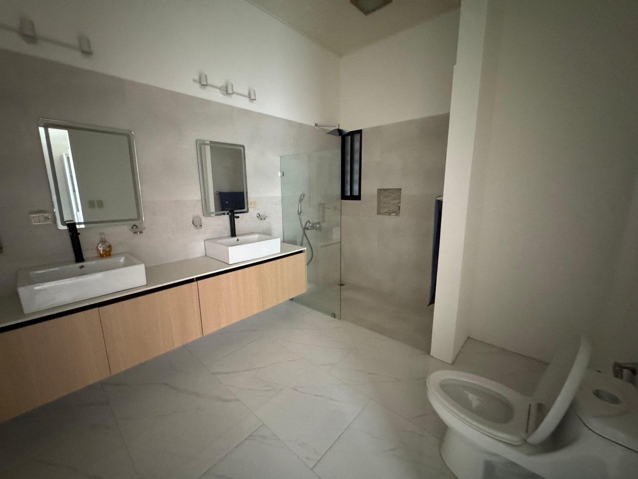 Modern Elegance Meets Incomparable Views, 3BDR&3Baths Home