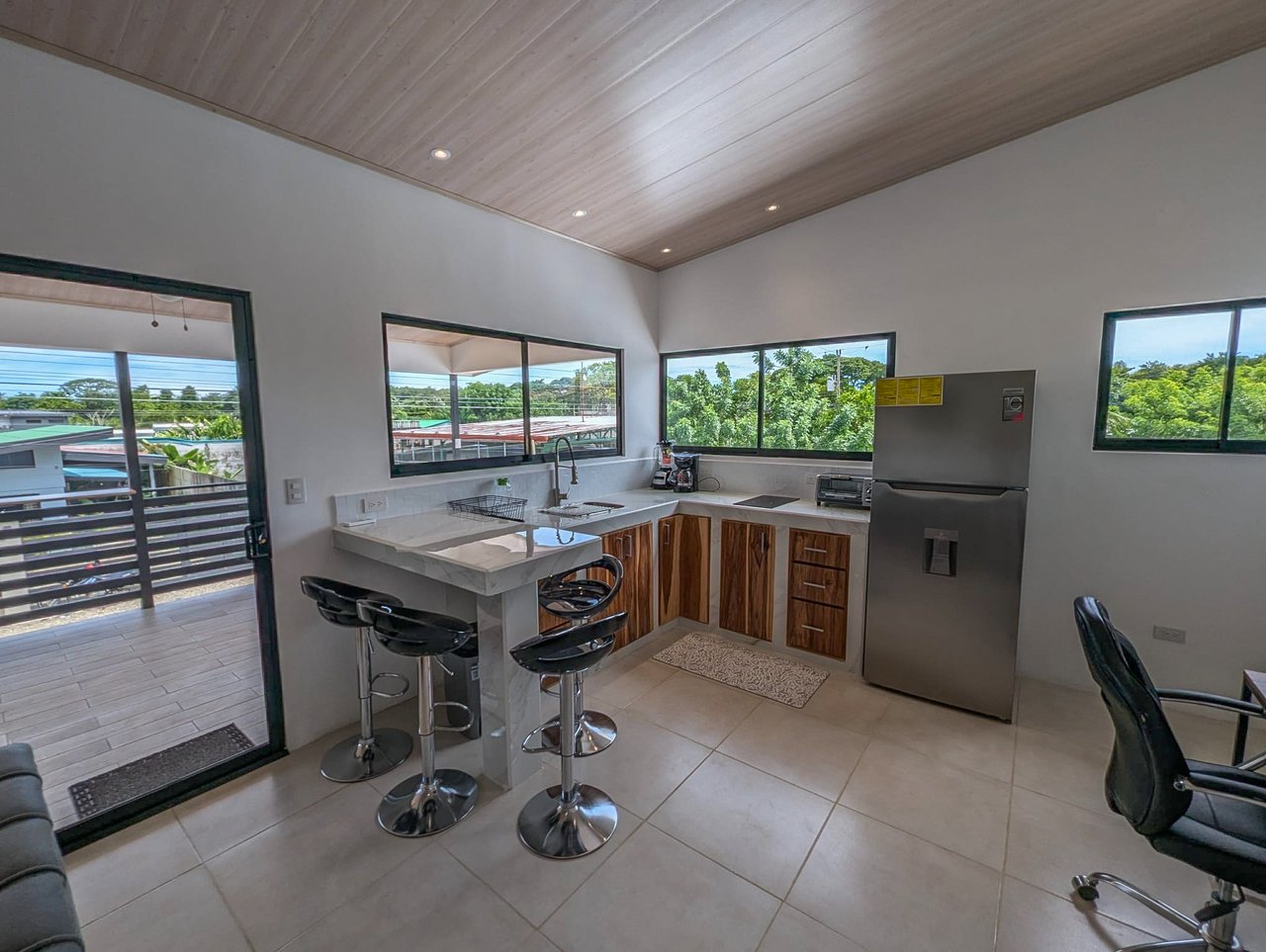 A House With An Upper Live-In Suite & Two Fully Serviced Downstairs Rental Apartments Less Than 1 km From The Entrance to Marino Ballena National Park