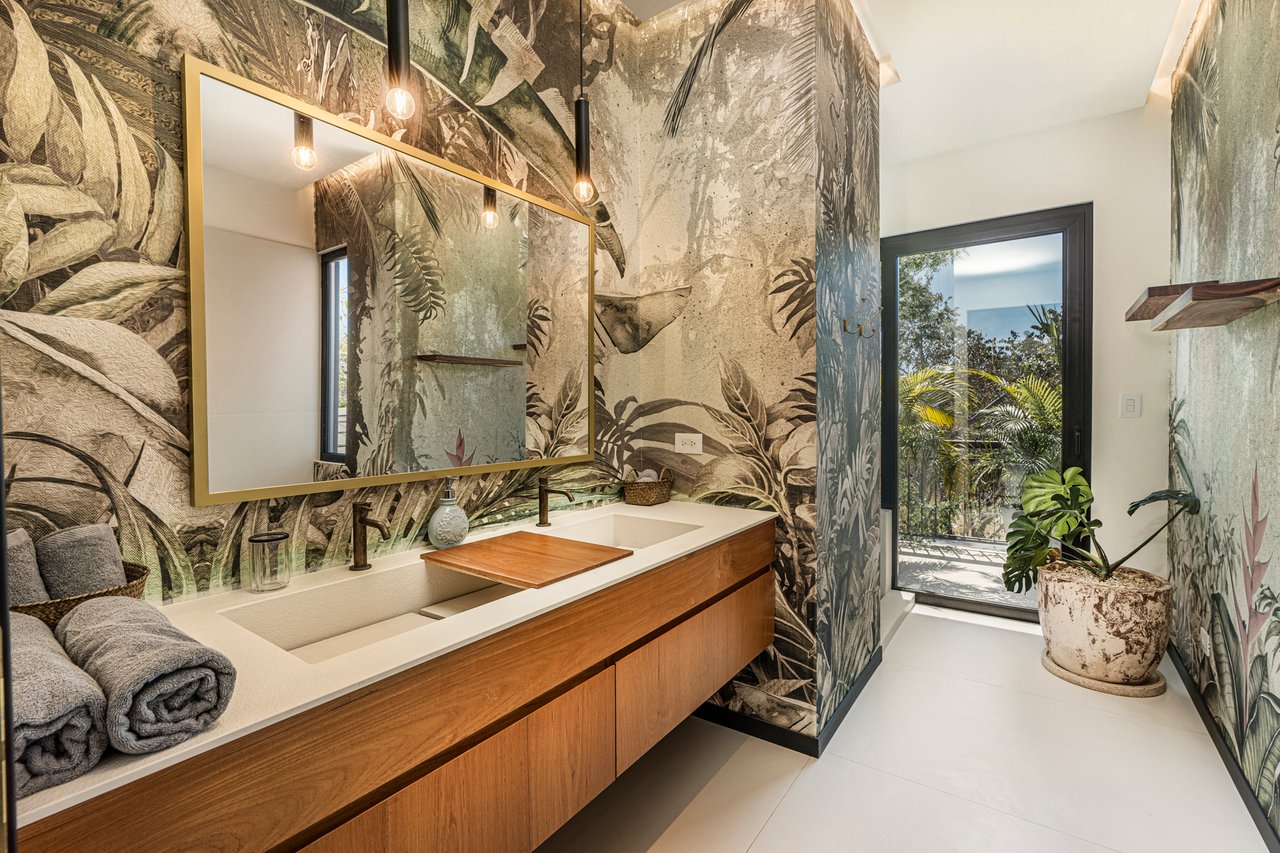 Villa Solana: Modern Luxury Steps from Playa Mansita in Hacienda Pinilla