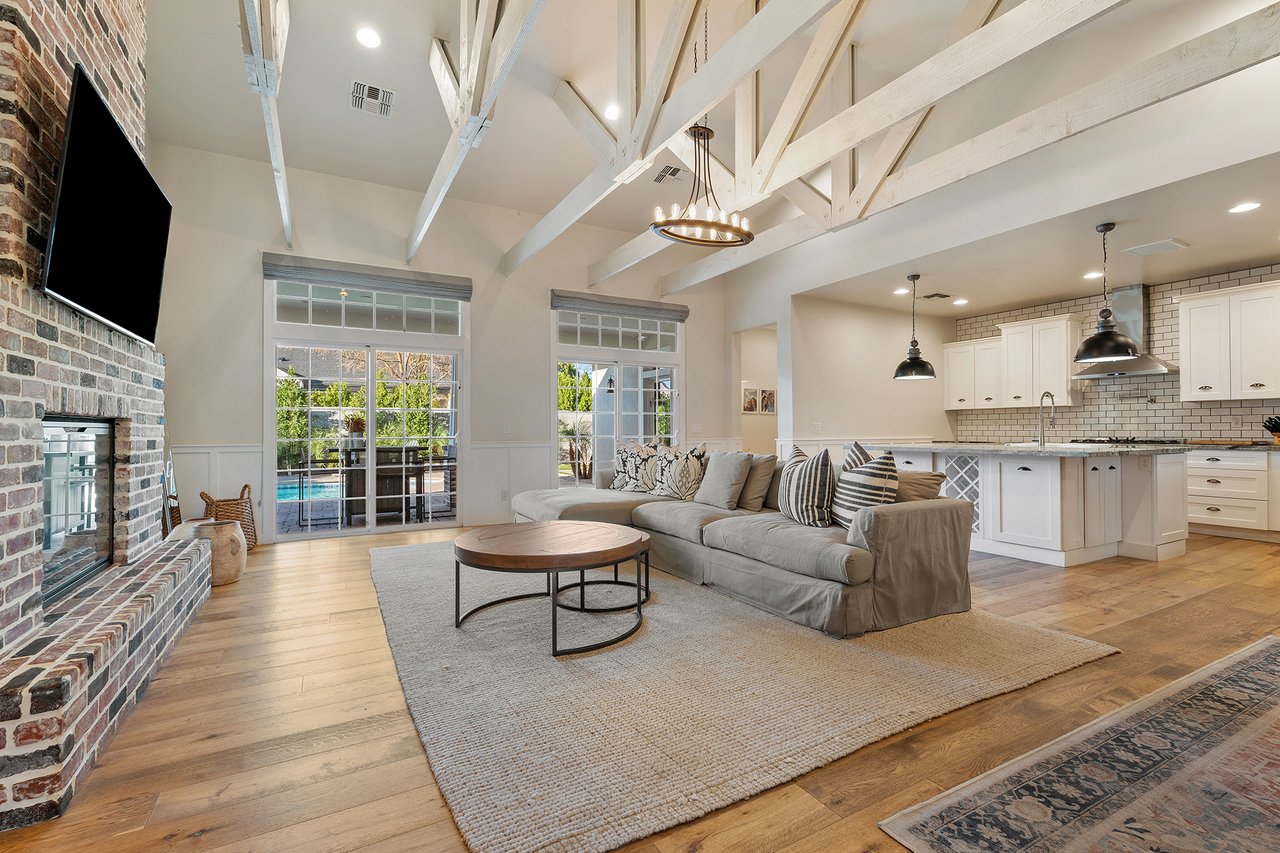 3838 E DEVONSHIRE Avenue