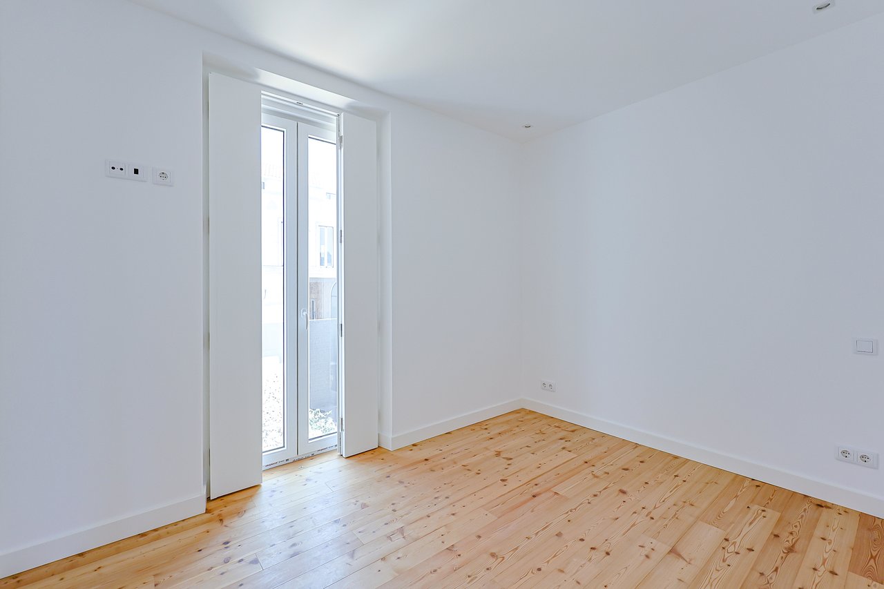 3-BDR Duplex with Sea View, Balcony & Private Lift in Monte Estoril