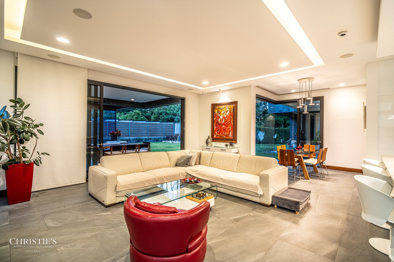 Modern Elegance with Panoramic Views – Exclusive Las Gemas Residence