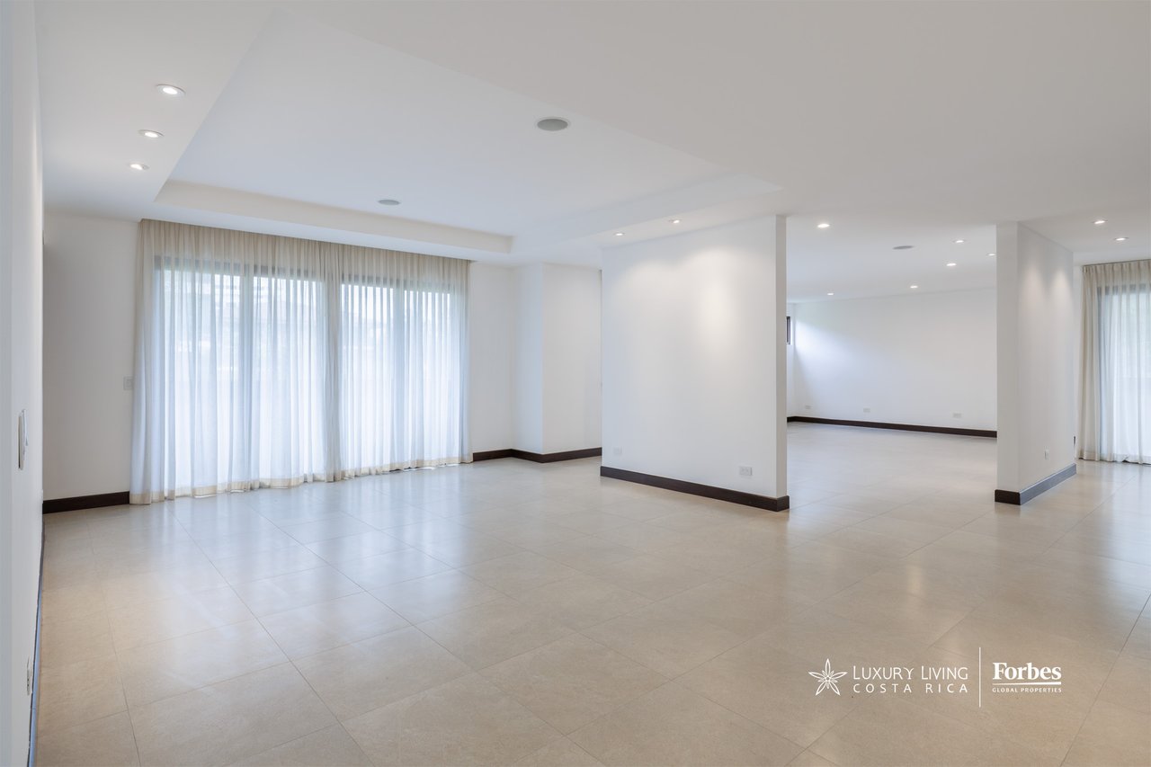 21475 - Modern apartment, 4 bedrooms + maid's quarters in Escazu for sale and rent