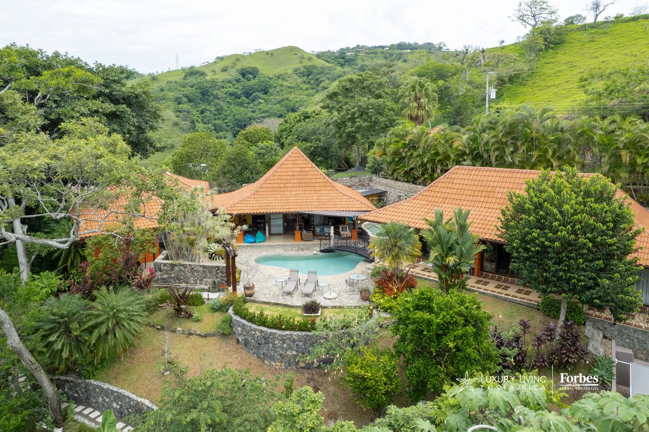 21476 - House: Balinese-Inspired Luxury Home for Sale in Atenas