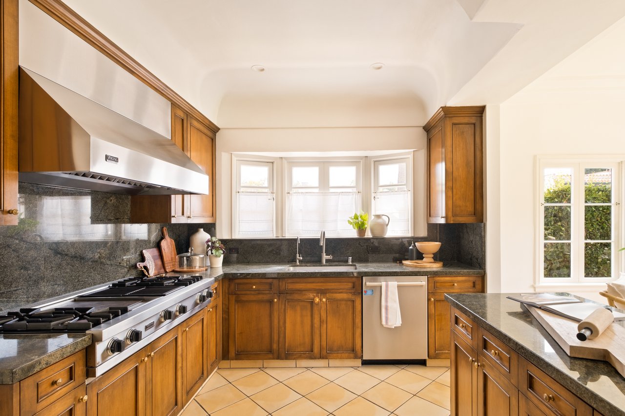 6300 Lindenhurst Avenue, Beverly Grove