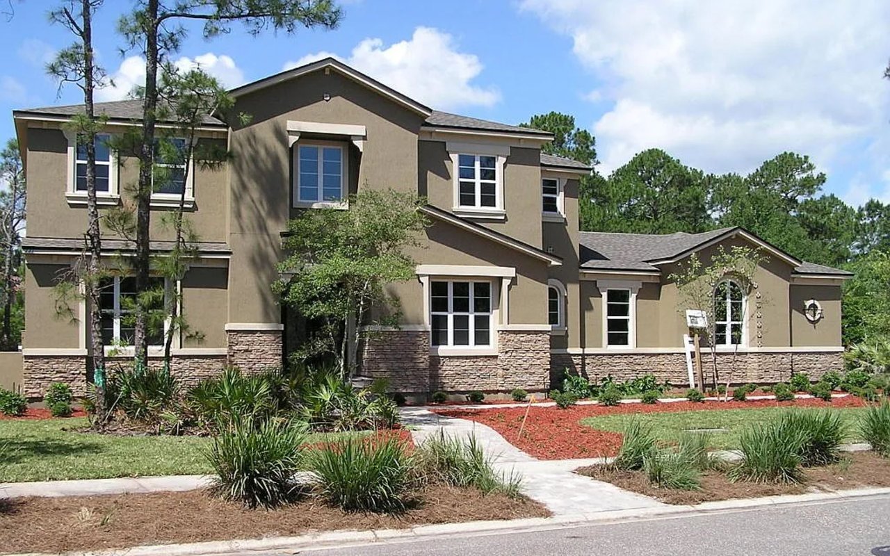 131 N River Dr
