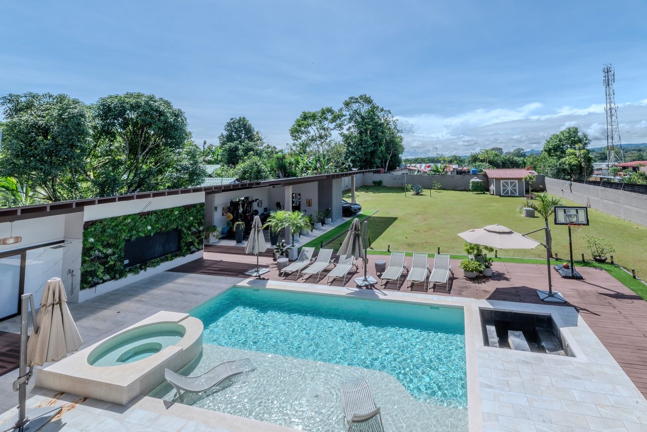 Luxury Home with Pool, Bar Area & Resort-Level Amenities | 5br, 4ba in Perez Zeledon 