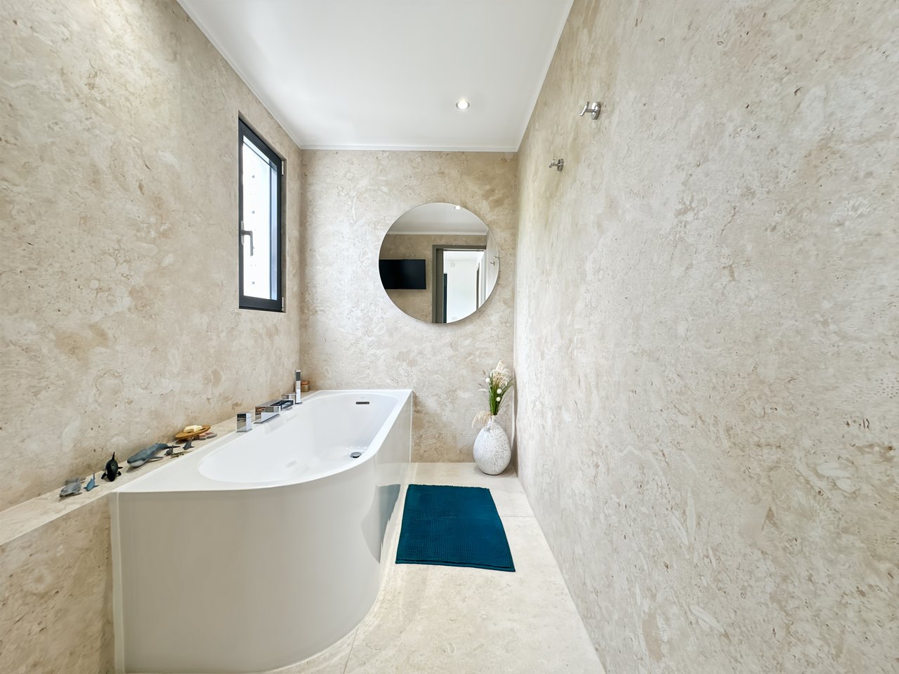 Rare Opportunity: Spacious Apartment with Terrace and Private Pool - ColeBay