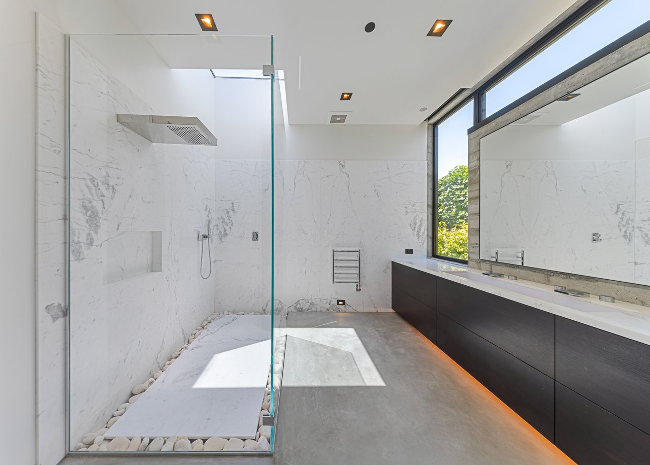 Contemporary Retreat on the Belvedere Lagoon