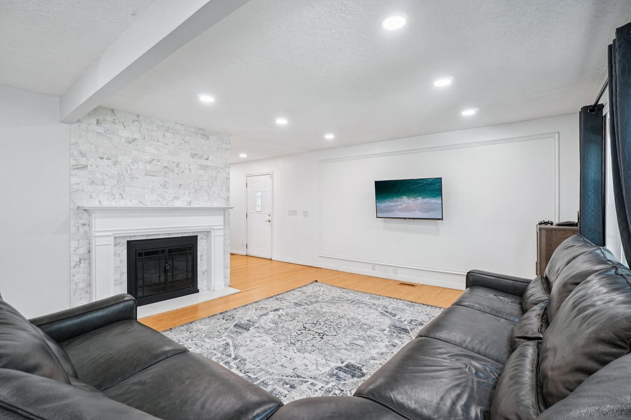 11343 S Clifford Cir