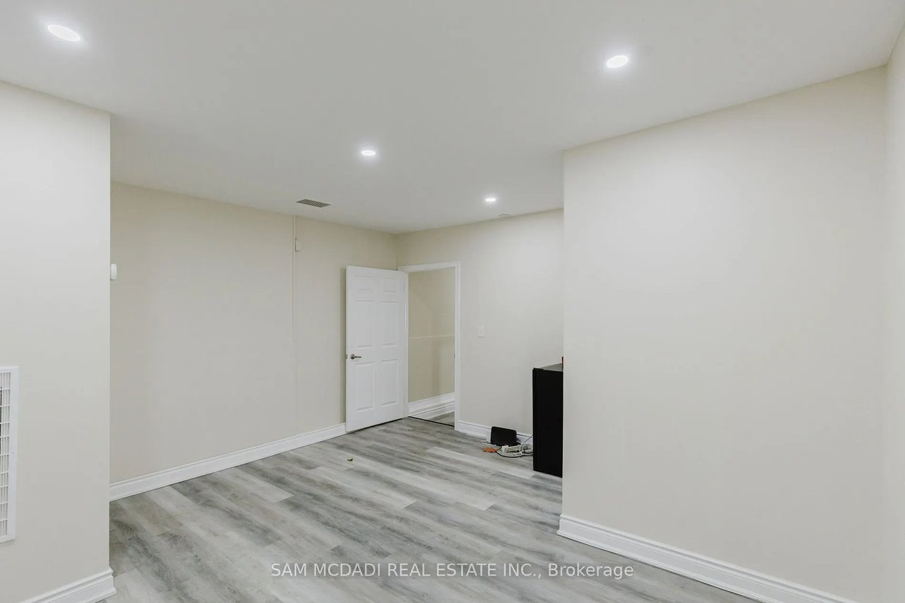 Single Office - 728 Main St E